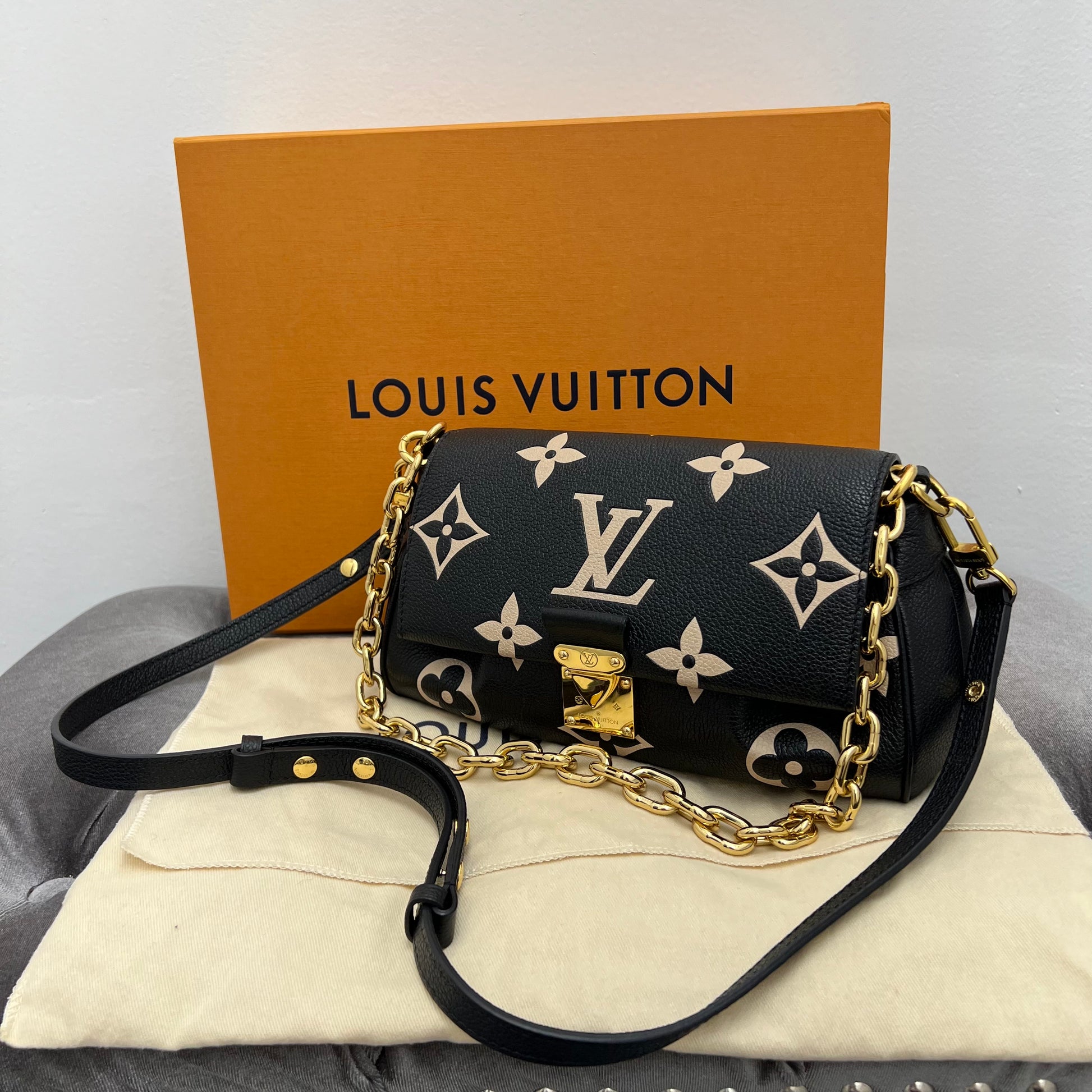 Louis Vuitton Trunk Slingbag Monogram Seal Black in Cowhide