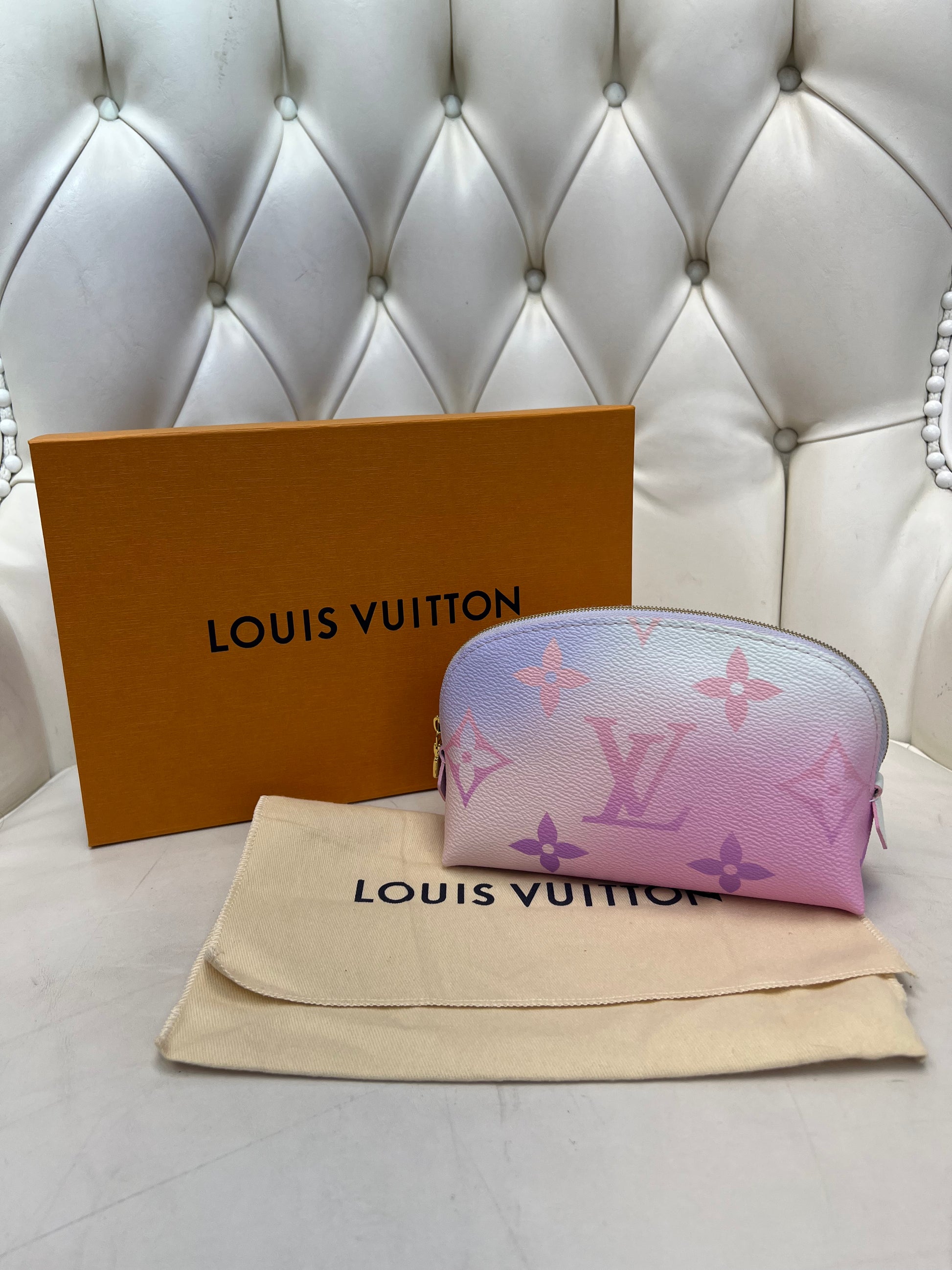 Pre-owned Louis Vuitton Toiletry Pouch 26 Monogram Giant Red/pink