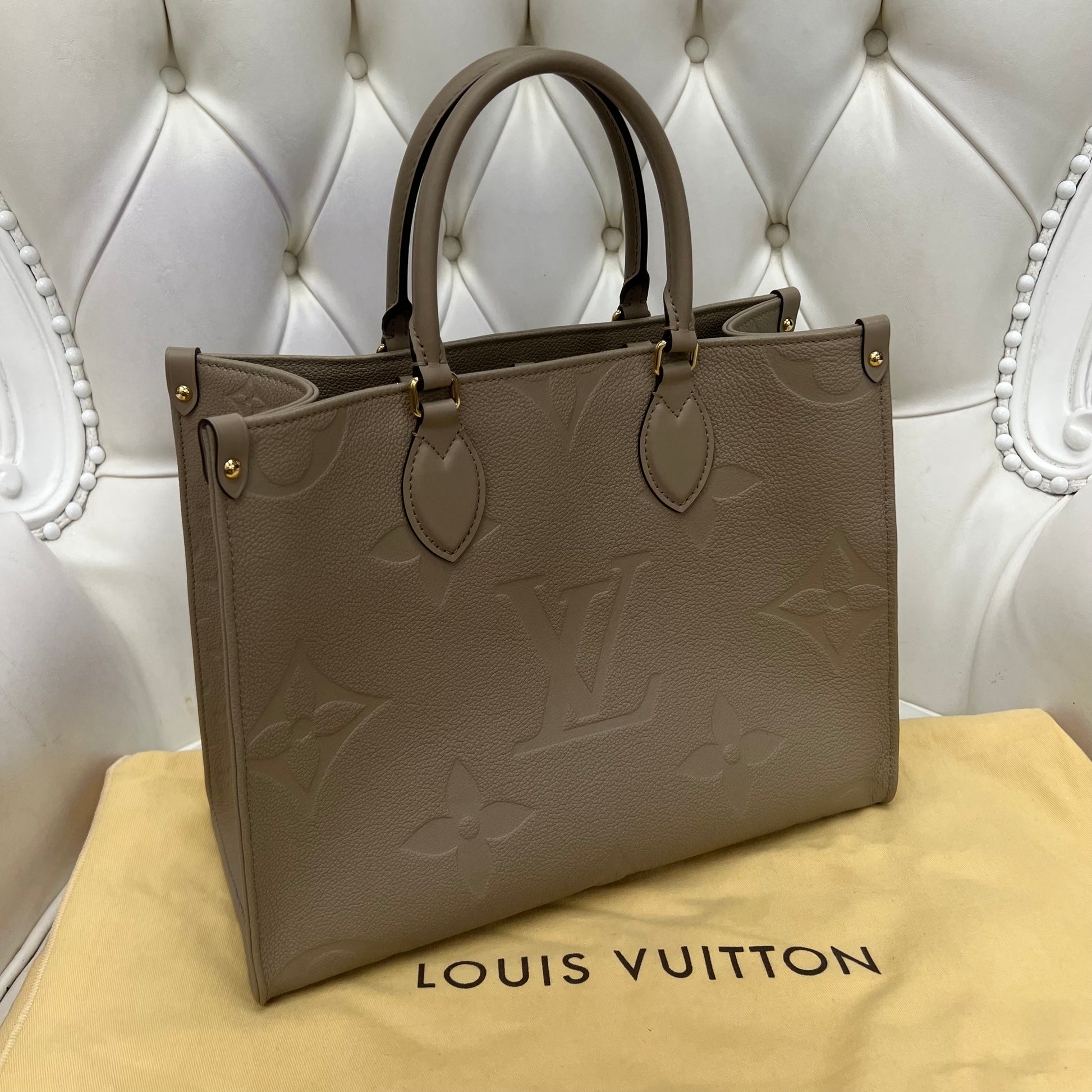 Louis Vuitton® Cléa Wallet Turtledove. Size in 2023